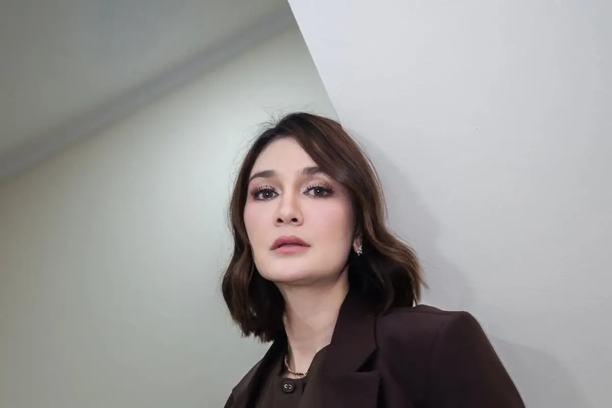 Pesona Luna Maya dalam Balutan Blazer Cokelat, Aura Lady Boss yang Tak Terbantahkan