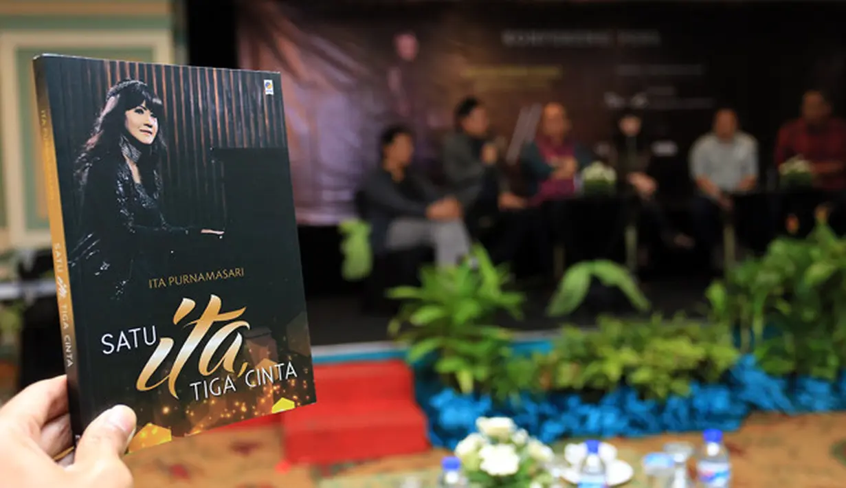 "Buku ini (Satu Ita Tiga Cinta), saya mau berbagi kisah kepada banyak orang. Tak hanya kepada penggemar saya yang mengenal saya hingga tiga dekade tapi juga kepada anak-anak muda," ucap Ita Purnamasari. (Deki Prayoga/Bintang.com)