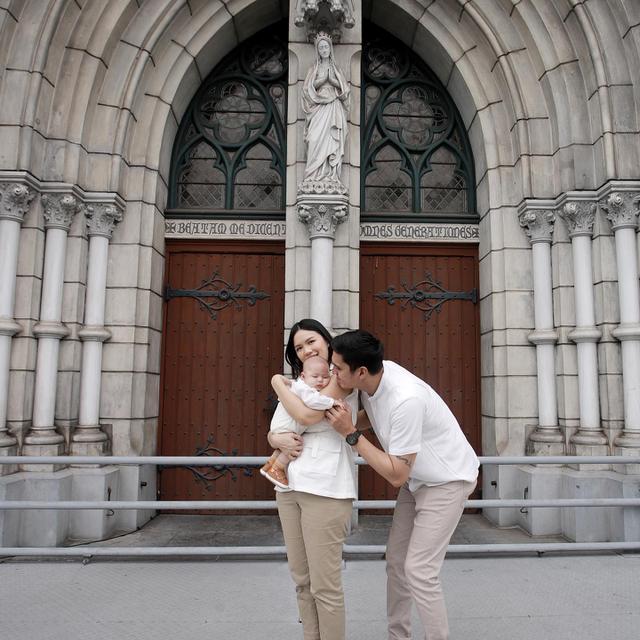 Tampil Gemas, Ini 7 Momen Pembaptisan Putra Marcel Chandrawinata di Katedral Jakarta