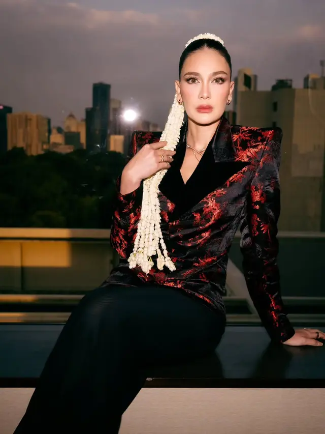 7 Gaya Powerful Luna Maya di Premiere Suzanna: Santet Dosa di Atas Dosa, Padukan Blazer Glamor dengan Sentuhan Ronce Melati
