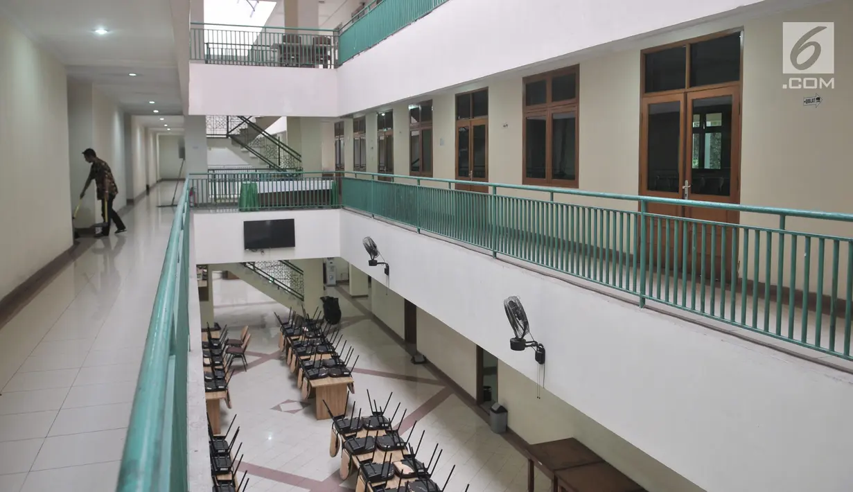 Petugas membersihkan area kamar calon jemaah haji di di Gedung E, Asrama Haji Pondok Gede, Jakarta, Kamis (4/7/2019). Panitia Penyelenggara Ibadah Haji embarkasi Pondok Gede siap menyambut jemaah haji kloter pertama DKI Jakarta yang dijadwalkan tiba pada Sabtu (6/7). (merdeka.com/Iqbal S Nugroho)