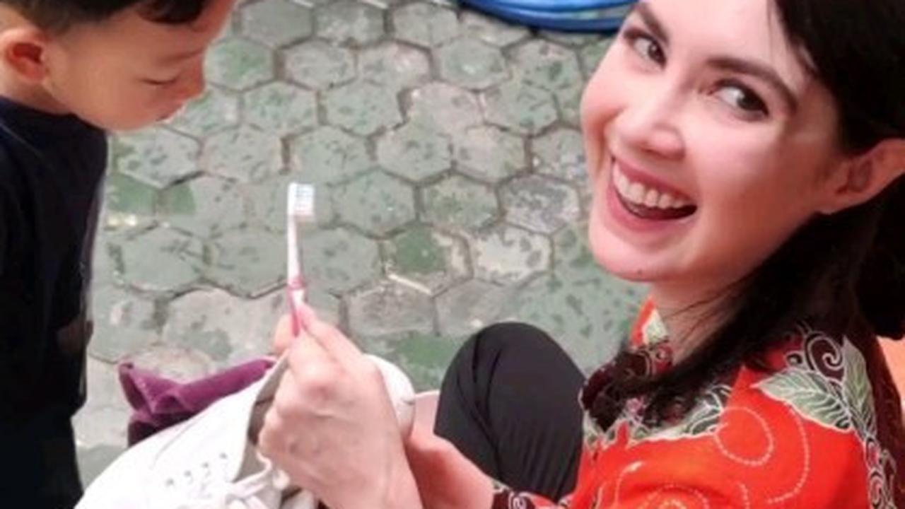 Arumi Bachsin tetap menjalankan perannya dalam menjaga kebersihan pakaian keluarga, seperti yang terlihat saat ia membersihkan sepatu anaknya dengan sikat gigi.<br>