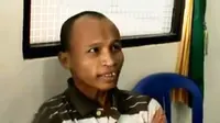 Mohammad Anik menyerahkan diri ke Mapolres Sidoarjo, ditemani beberapa rekan satu profesi.