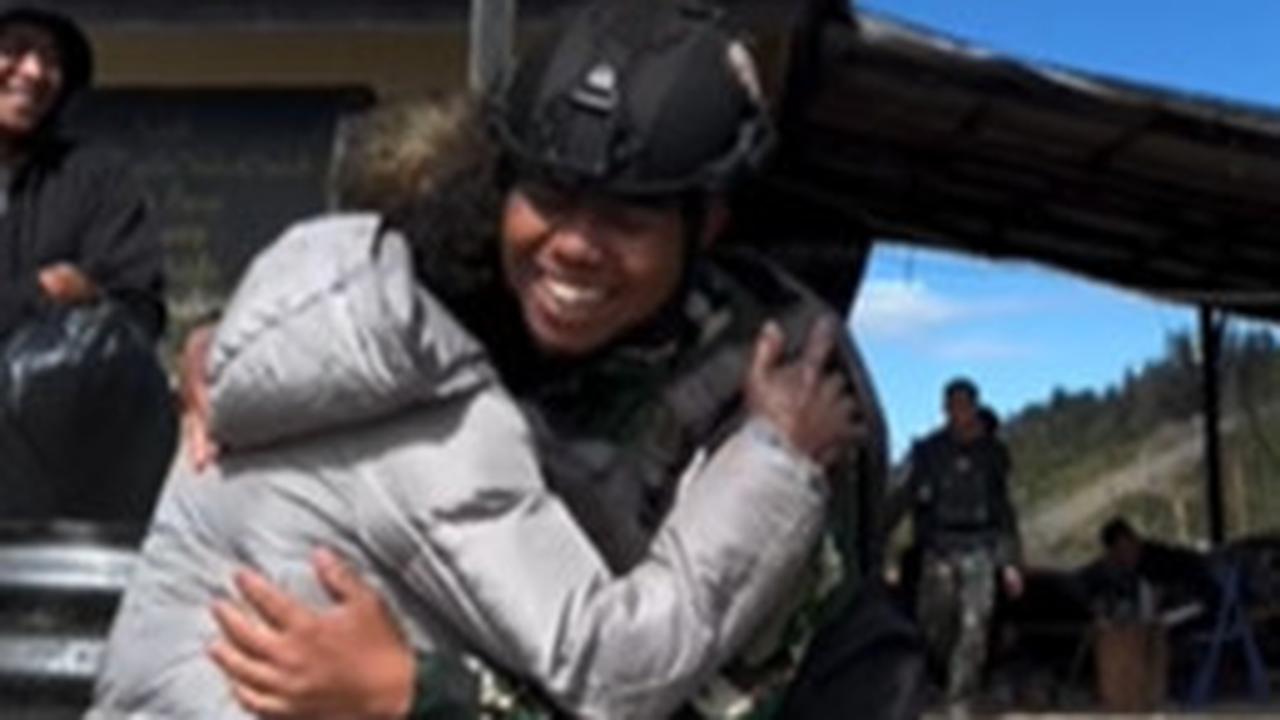 Momen Perpisahan Prajurit TNI dengan Ibu-ibu di Papua, Penuh Haru Diberi Hadiah Manis