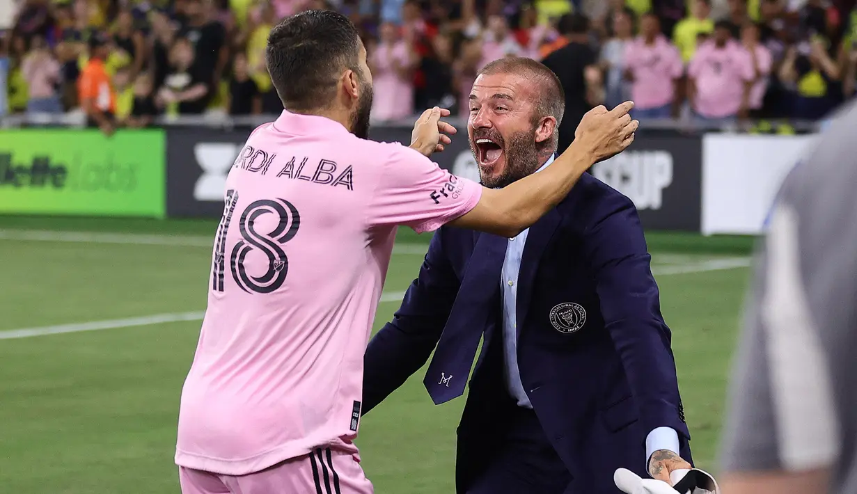 <p>Pemilik bersama klub Inter Miami, David beckham (kanan), memeluk Jordi Alba, setelah Inter Miami berhasil keluar sebagai juara di final Leagues Cup 2023 yang berlangsung di Geodis Park, Minggu (20/8/2023). Ini merupakan trofi pertama bagi Inter Miami sejak dibentuk pada lima tahun lalu. (AFP/Getty Images/Tim Nwachukwu)</p>