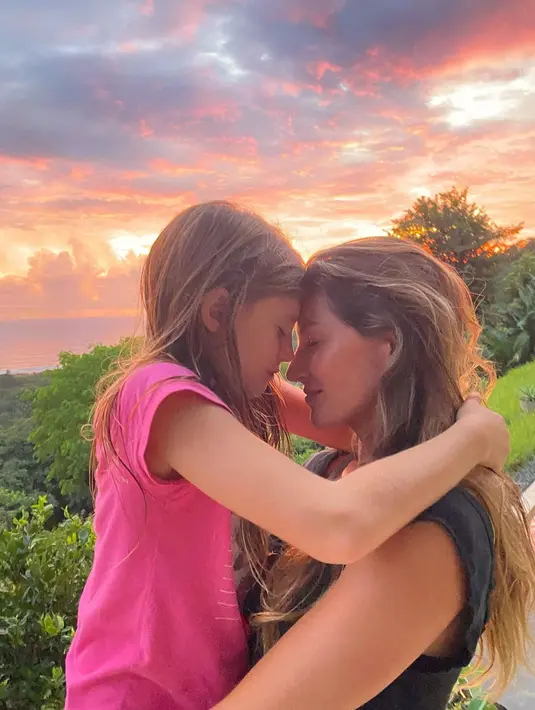 Model Brasil Gisele Bündchen berbagi foto manis bersama putrinya Vivian Lake (9) yang sama-sama memakai kaus kasual dengan latar pemandangan alam yang indah (Foto: Instagram Gisele Bündchen)