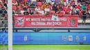 Suporter membentang spanduk bertuliskan "We Wrote History Together, Thank You Coach" sebagai ucapan terima kasih kepada Teco di laga menghadapi Madura United. (Bola.com/Alit Binawan)