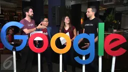 Head of Corporate Communication Google Indonesia, Jason Tedjasukmana (kiri) berbincang dengan Startup pertama di Jakarta, Kamis (3/3/2016). Google berkomitmen untuk melatih 100.000 pengembang di Indonesia hingga 2020. (Liputan6.com/Angga Yuniar)