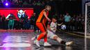 Pemain Nova Titans, Ricardinho (kiri) gagal mencetak gol ke gawang Grim Reaper yang dijaga oleh kiper Sofian pada babak adu penalti laga final Futsal X Series 2 di GOR UNJ, Rawamangun, Jakarta, Minggu (18/01/2026). (Bola.com/Bagaskara Lazuardi)