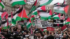 Para pengunjuk rasa pro-Palestina memegang spanduk, bendera, dan plakat saat berunjuk rasa di London, Sabtu, 3 Februari 2024. (AP Photo/Kin Cheung)