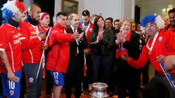 pemain Cile merayakan kegembiraan bersama Presiden Cile, Michelle Bachelet, di Istana Presiden. (REUTERS/Rodrigo Garrido)