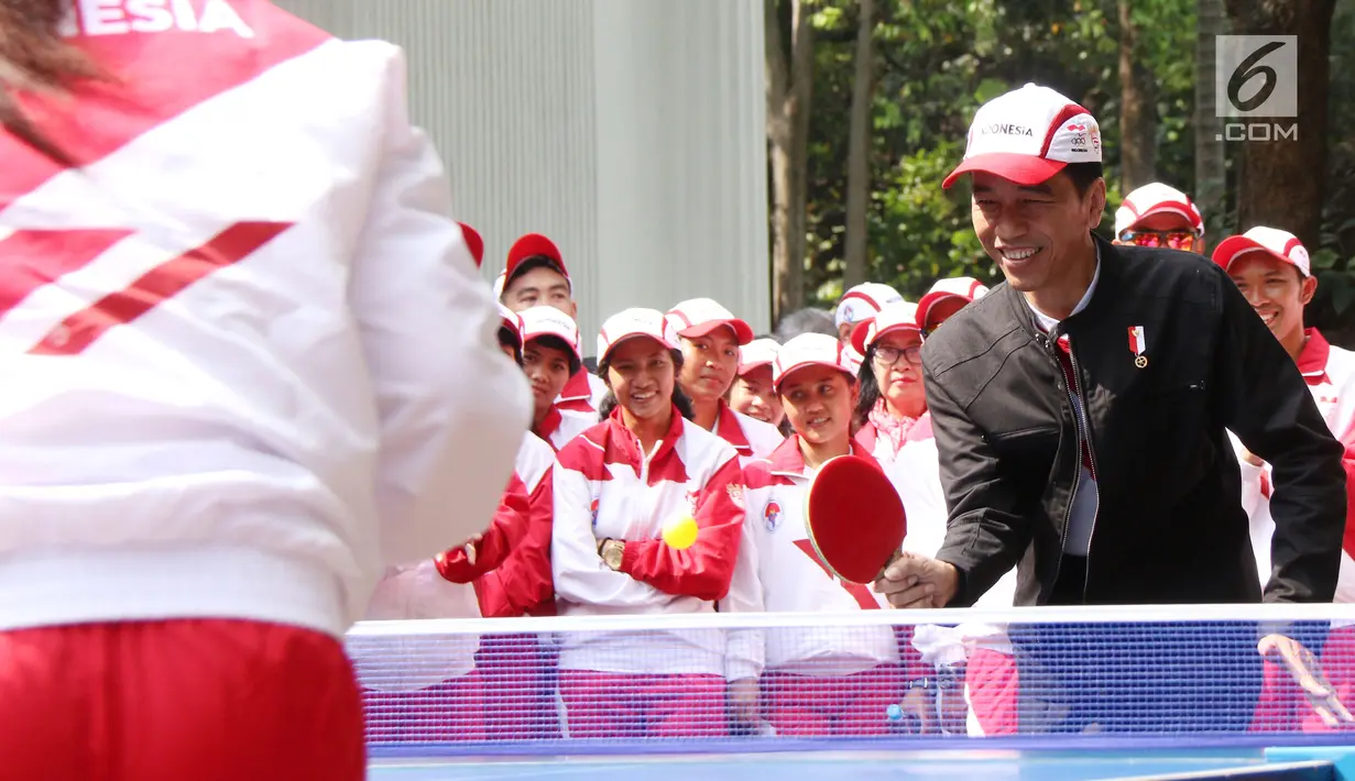 Presiden Joko Widodo (Jokowi) mengembalikan bola saat bermain tenis meja di Kompleks Istana Kepresidenan, Jakarta, Senin (7/8). Jokowi hari ini melepas kontingen Indonesia yang akan berlaga di SEA Games 2017, Kuala Lumpur. (Liputan6.com/Angga Yuniar)