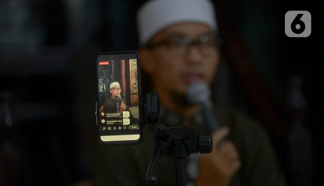 Imam Ustaz H Deden M Ramadhan melakukan tadarus Alquran secara daring atau online di Masjid Agung Sunda Kelapa Jakarta, Senin (28/4/2020). Penyiaran tadarus online untuk menyiasati tidak adanya kegiatan ibadah di lingkungan masjid sebagai upaya mencegah penyebaran Covid-19. (merdeka.com/Imam Buhori)