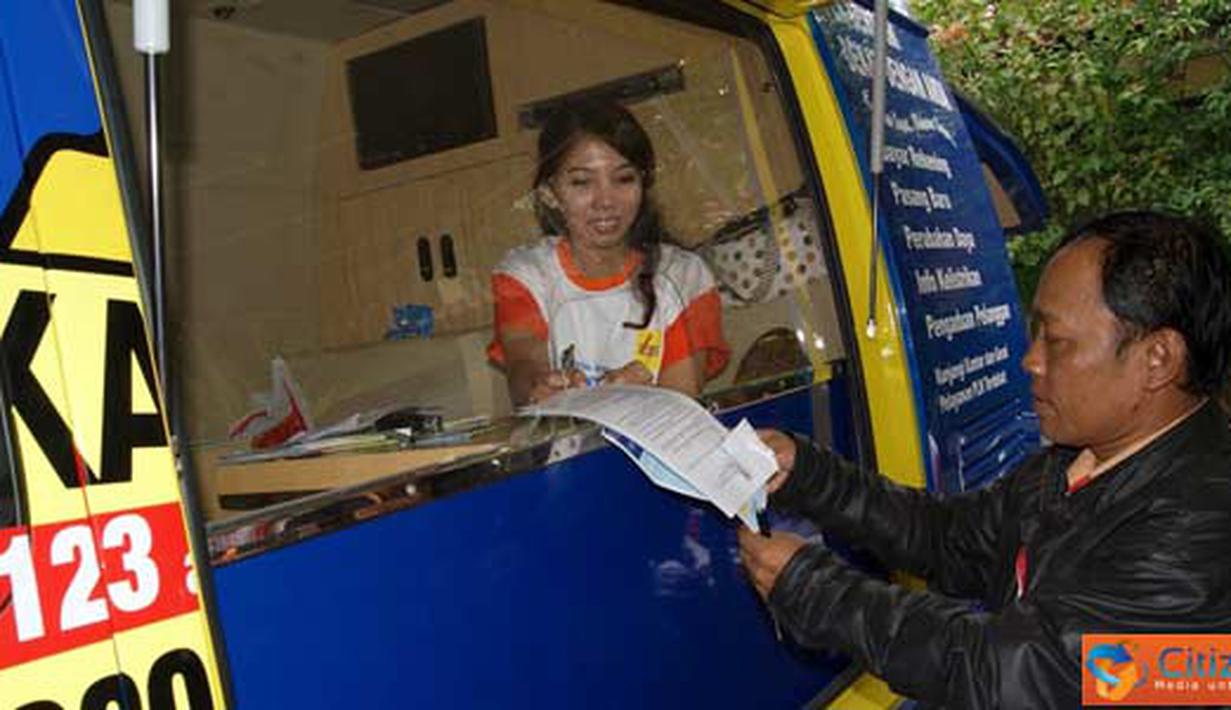 Citizen6, Depok: Pelanggan PLN Are Ciputat melakukan proses tambah daya dan migrasi listrik pada mobil pelayanan kelliling PLN. (Pengirim: Agus Trimukti)