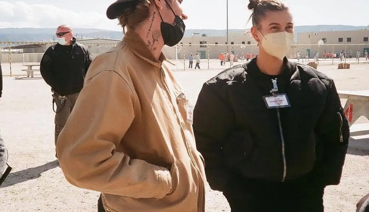 Hailey dan Justin tampil serasi mengenakan bomber jacket dan masker warna selaras. (Instagram/haileybieber).