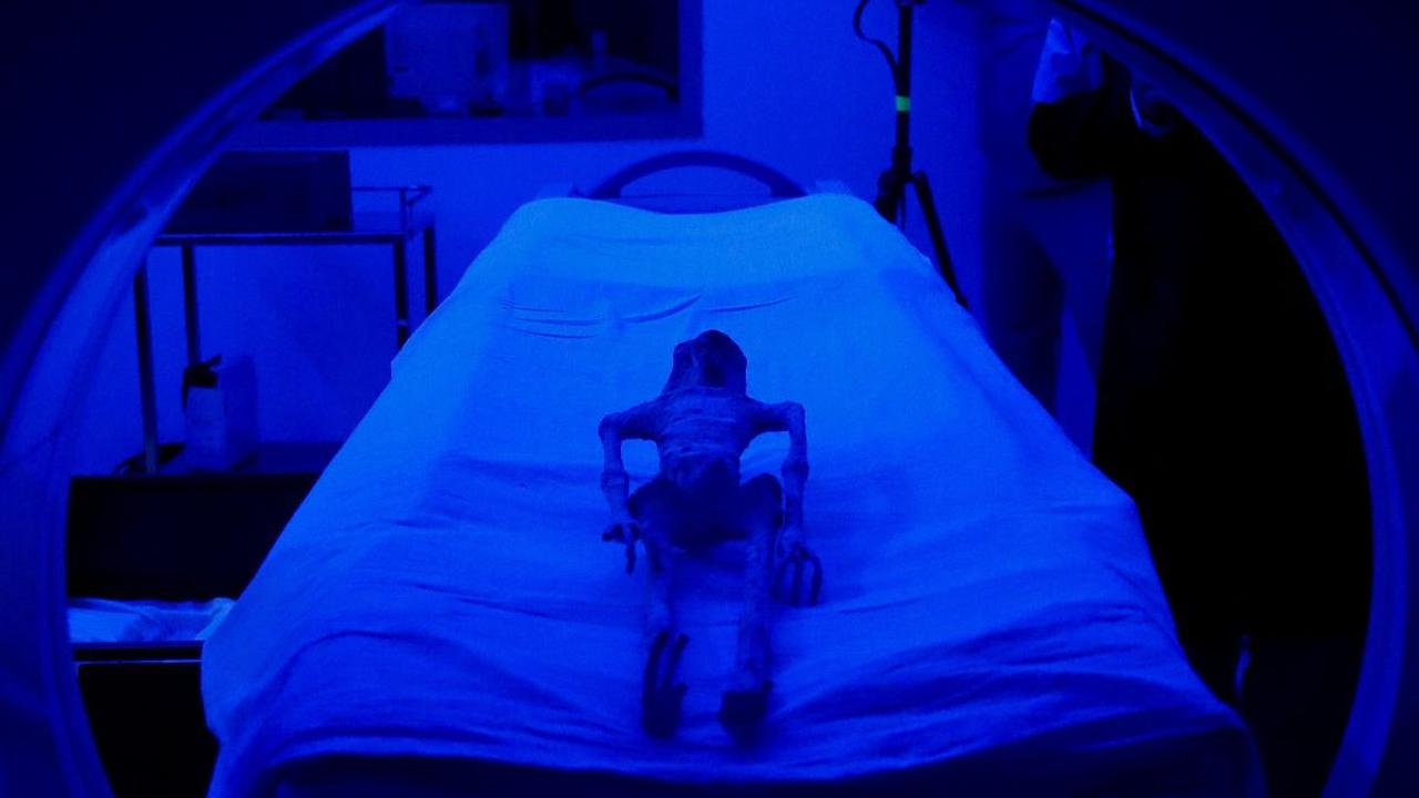 FOTO: Melihat Para Peneliti Meksiko Periksa Dua Tubuh Mumi Alien Menggunakan Alat CT Scan