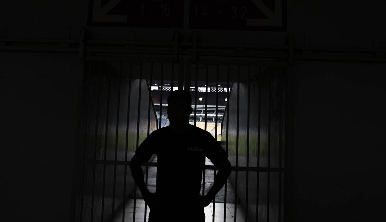 Siluet petinju Daud Yordan usai berlatih jelang laga melawan petinju Jepang. (Bola.com/Vitalis Yogi Trisna)