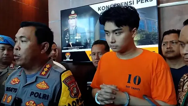 Leon Dozan ditangkap polisi atas dugaan penganiayaan terhadap Riona Aurora Senduk, kekasihnya.