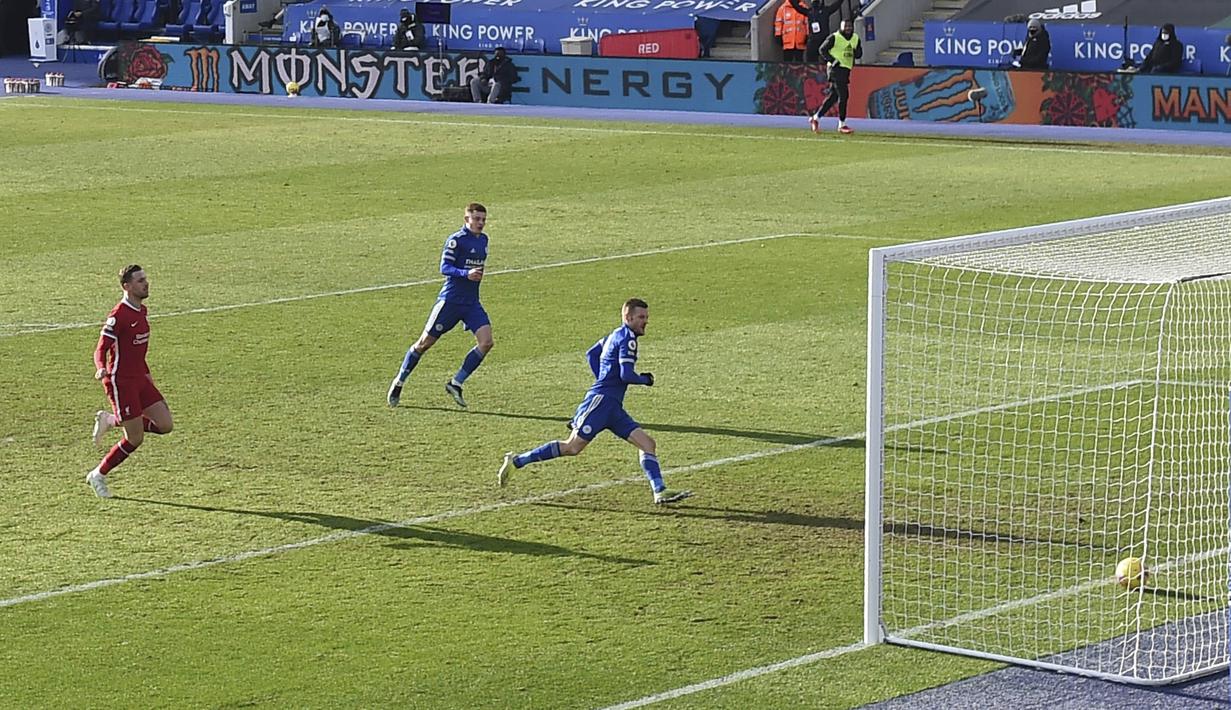 Dua menit berselang, Leicester justru bisa berbalik unggul. Memanfaatkan kesalahan yang dilakukan Alisson dan Omar Kabak, Vardy bisa dengan mudah memasukkan bola ke gawang yang kosong. (Foto: AP/Pool/Paul Ellis)