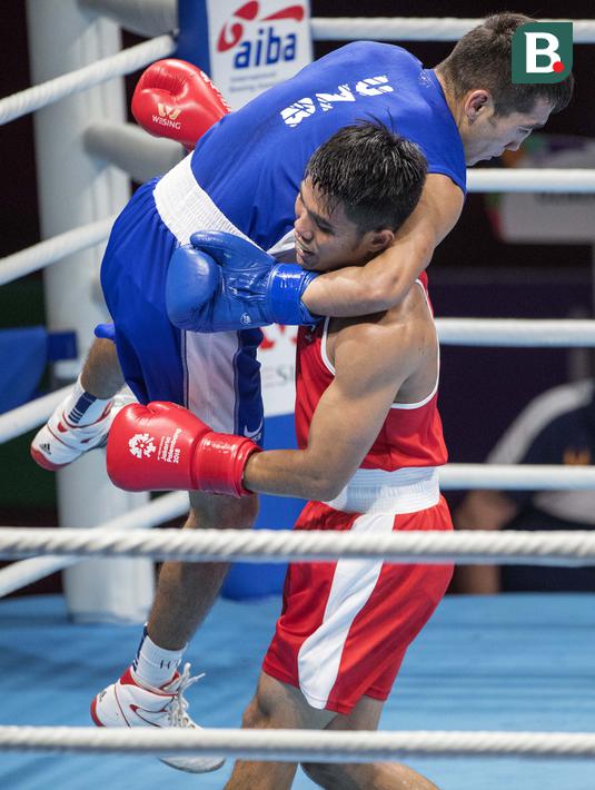 Aksi petinju asal Indonesia Sunan Agung Amoragam saat melawan Mirazizbek Mirzakhalilov asal Uzbekistan di babak semifinal kelas bantam (56 kg) Asian Games 2018 di JIExpo Kemayoran Jakarta pada Jumat (31/8/2018). (Bola.com/Peksi Cahyo)
