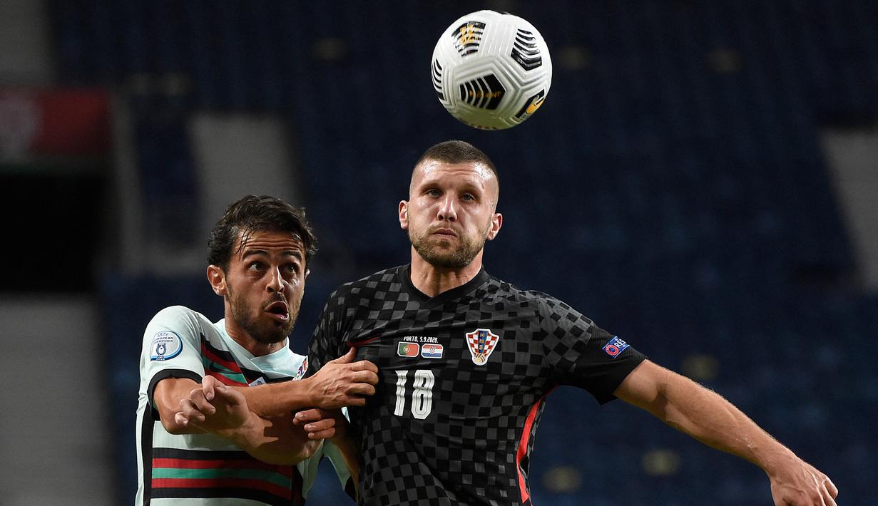 Ante Rebic. Striker AC Milan berusia 27 tahun ini merupakan sosok kunci saat Kroasia meraih posisi runner-up Piala Dunia 2018. Bersama AC Milan musim ini, ia mampu mencetak 11 gol dan 7 assist dalam 27 penampilan. Ia mampu bermain di berbagai posisi di lini depan. (AFP/Miguel Riopa)
