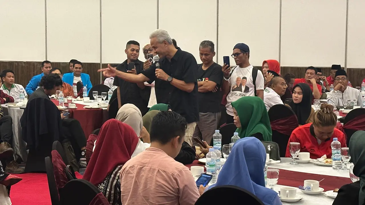 Calon presiden (capres) nomor urut tiga Ganjar Pranowo menghadiri acara pertemuan dengan tokoh agama dan tokoh masyarakat di Kendari, Sulawesi Tenggara, Minggu (3/12/2023).