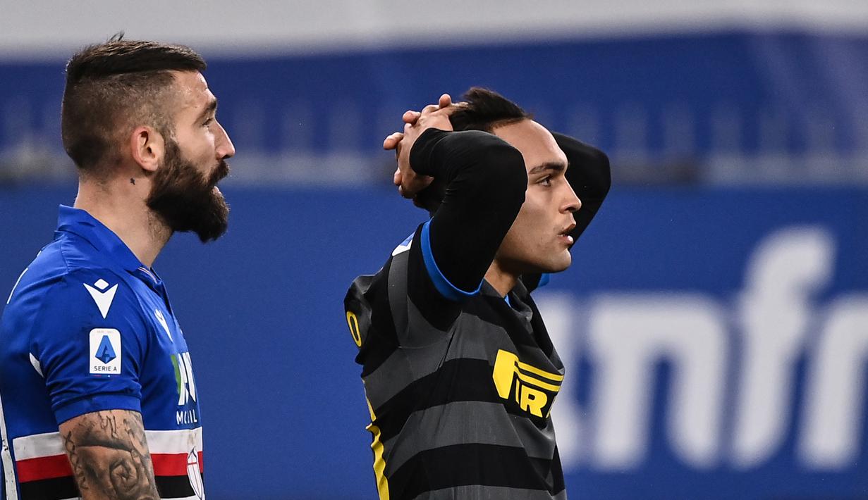 Striker Inter Milan, Lautaro Martinez (kanan) tampak kecewa usai gagal memanfaatkan peluang dalam laga lanjutan Liga Italia 2020/21 pekan ke-16 di Luigi Ferrari Stadium, Rabu (6/1/2021). Inter Milan kalah 1-2 dari Sampdoria. (AFP/Marco Bertorello)