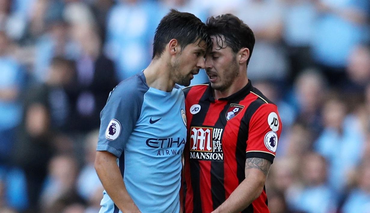 Pemain Manchester City, Nolito (kiri), bersitegang dengan pemain Bournemouth, Adam Smith, dalam laga pekan kelima Premier League di Stadion Etihad, Sabtu (17/9/2016) malam WIB. (Reuters/Phil Noble)