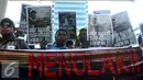 Warga Papua meminta KPK untuk mengusut dugaan money politik dalam penanganan sengketa pilkada Teluk Bintuni di MK karena putusannya yang mengabaikan kesepakatan adat masyarakat Distrik Mokona Utara, Jakarta, Senin (2/5). (Liputan6.com/Helmi Afandi)
