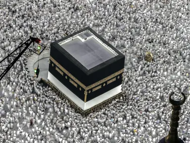 Jemaah haji mengelilingi Ka'bah, bangunan berbentuk kubus di Masjidil Haram, saat melaksanakan ibadah haji di Makkah, Arab Saudi, Kamis, 22 Juni 2023. (AP Photo/Amr Nabil)