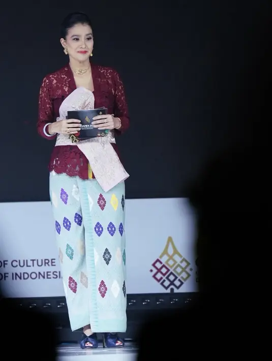 Pesona cantik Marcella didukung dengan makeup simple yang memang jadi ciri khas. Hanya memulas smokey eye dengan lipstik merah [@marcella.zalianty]