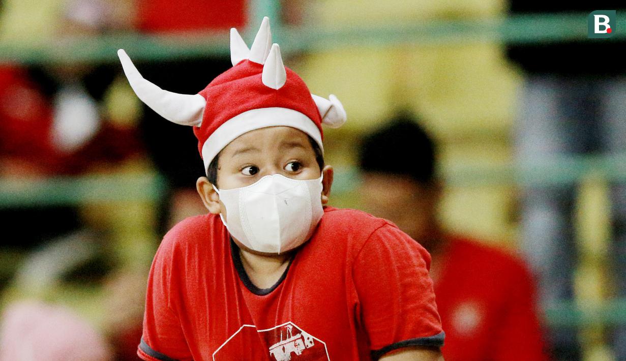 Suporter cilik ikut memberi dukungan saat Timnas Indonesia U-19 melawan Brunei Darussalam pada laga kedua Grup A Piala AFF U-19 2022 di Stadion Patriot Candrabhaga, Bekasi, Senin (4/7/2022). (Bola.com/M Iqbal Ichsan)