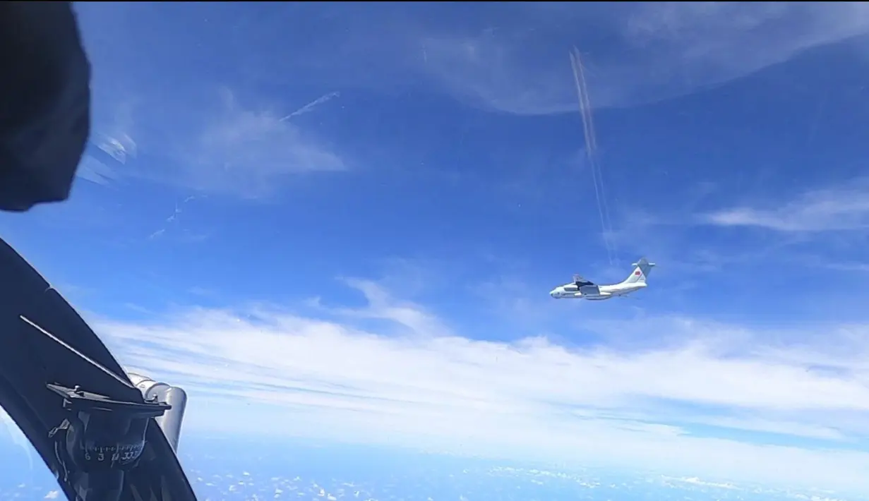 Foto yang diambil pada 31 Mei 2021 dan dirilis pada 1 Juni 2021 menunjukkan pesawat Ilyushin Il-76 milik China PLAAF yang menurut otoritas Malaysia berada di wilayah udara di atas zona maritim Malaysia dekat pantai negara bagian Sarawak di pulau Kalimantan. (Royal Malaysian Air Force via AP)