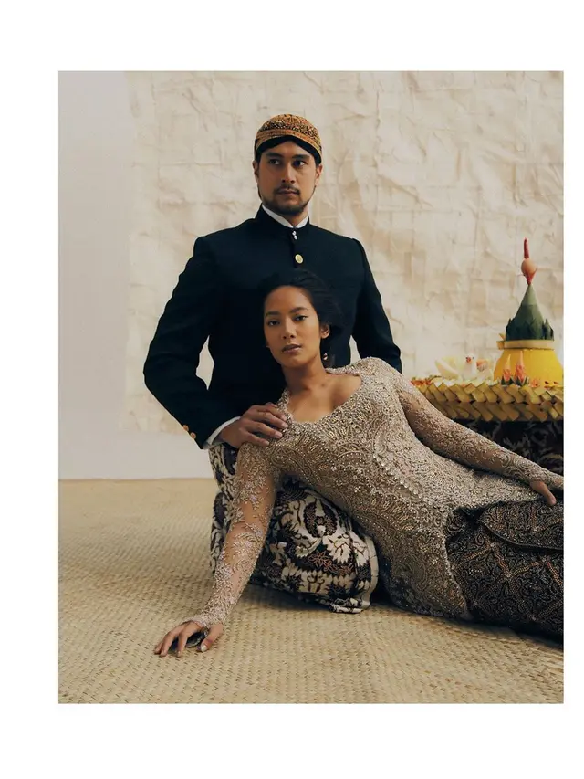 7 Potret Post Wedding Tara Basro dan Daniel Adnan, Kental Nuansa Adat
