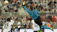 Kiper Caen Remy Vercoutre melakukan penyelamatan saat Bordeaux vs Caen di kompetisi Ligue 1 Prancis (24/92016). ( AFP PHOTO / Nicolas Tucat )