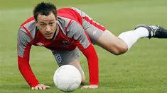 Kapten Timnas Inggris, John Terry menjalani latihan di London Colney pada 9 Juni 2009. Inggris akan menghadapi Andorra di Stadion Wembley dalam kualifikasi PD 2010 menghadapi Andorra. AFP PHOTO/Glyn Kirk