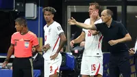 Pelatih Timnas Inggris, Thomas Tuchel, memberikan instruksi kepada Nico O'Reilly (kiri) dan Dan Burn sebelum keduanya masuk sebagai pemain pengganti pada laga semifinal Piala Dunia 2026 melawan Argentina di Atlanta Stadium, Atlanta, Kamis (16/7/2026)  dini hari WIB. (Richard Pelham/Getty Images/AFP)
