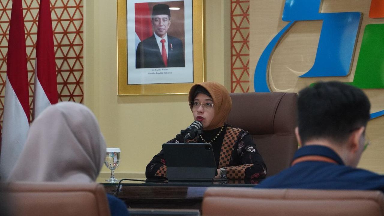 "Di tengah perlambatan ekonomi perlambatan ekonomi global ekonomi dan penurunan harga komoditas, Ekonomi Indonesia tetap tumbuh solid sebesar 5,04 persen secara year on year,"&nbsp;