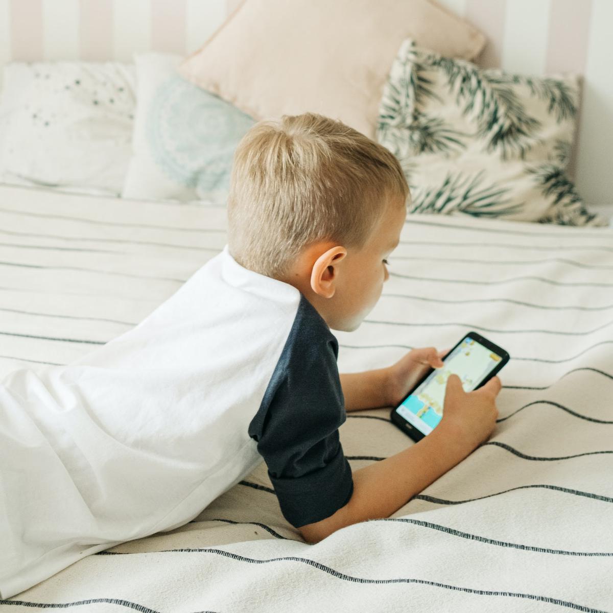 Ilustrasi Anak Bermain Gawai