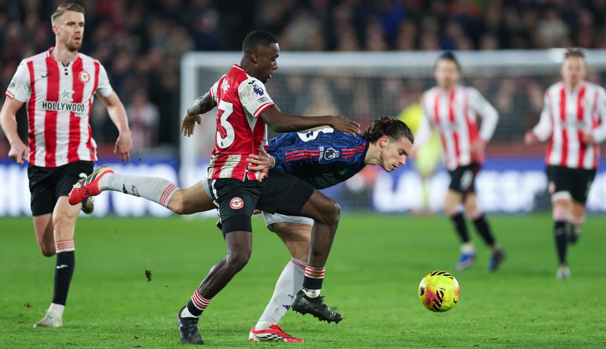 Arsenal lebih dahulu membuka keunggulan melalui tandukan Noni Madueke. Namun, Brentford tak tinggal diam dan membalas lewat aksi Keane Lewis-Potter. Hasil imbang ini memaksa kedua tim berbagi satu poin dalam pertandingan yang berjalan ketat dan sarat duel fisik hingga menit-menit akhir. (AP Photo/Ian Walton)