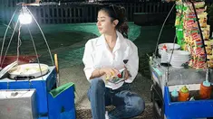 Begini potret kocak Ghea Youbi saat menjadi seorang penjual chuangki. Disebut luwes oleh penggemas saat mengelas mangkok, aksinya ini menuai banyak tanggapan dari para rekan artis dan penggemar. Tidak sedikit para selebriti yang tampil nyeleneh saat jajan di penjual asongan. (Liputan6.com/IG/@gheayoubi)