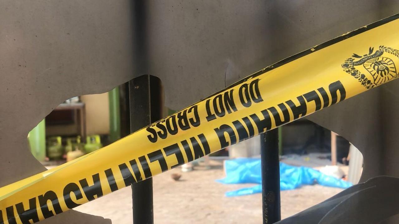 Teka-teki kasus penemuan mayat di sebuah rumah yang juga sebagai shelter anjing di Kelurahan Karangtengah, Kecamatan Sananwetan, Kota Blitar, Jawa Timur, mulai terkuak.<br>