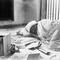 Potret Mahatma Gandhi sedang tertidur pada 23 April 1930. (Dok. AP Photo)