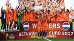 Tim Putri Belanda berhasil meraih trofi juara Piala Eropa Wanita 2017 setelah mengalahkan Denmark pada final di Fc Twente Stadium, Enschede, (6/8/2017). Belanda menang 4-1. (AFP/John Thys)