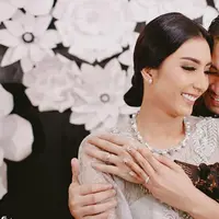 Pemeran Tyas Mirasih akhirnya resmi dilamar oleh kekasihnya, Raiden Soedjono. Sebelumnya, saat liburan, Raiden sempat melamar Tyas. Kini Raiden resmi melamar bersama keluarga besarnya. (Instagram/tyasmirasih)