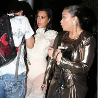 Kim Kardashian, beberapa waktu lalu menjadi korban perampokan di Paris dan hampir merenggut nyawanya. Tak heran jika setelah itu rasa trauma kerap menghampirinya, terlebih saat ia ditabarak seorang pria tak dikenal. (doc.dailymail.com)