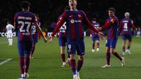 Robert Lewandowski dari Barcelona merayakan bersama rekan satu timnya setelah mencetak gol ketiga timnya selama Liga Champions, babak 16 besar, pertandingan sepak bola leg kedua antara FC Barcelona dan SSC Napoli di Stadion Olimpiade di Barcelona, ​​Spanyol, Selasa, 12 Maret 2024. (Foto AP /Joan Monfort)