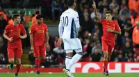 Bintang Liverpool, Philippe Coutinho (kanan), usai mencetak gol ke gawang West Bromwich Albion, pada pertandingan lanjutan Premier League, di Stadion Anfield, Sabtu (22/10/2016). (AFP/Paul Ellis). 