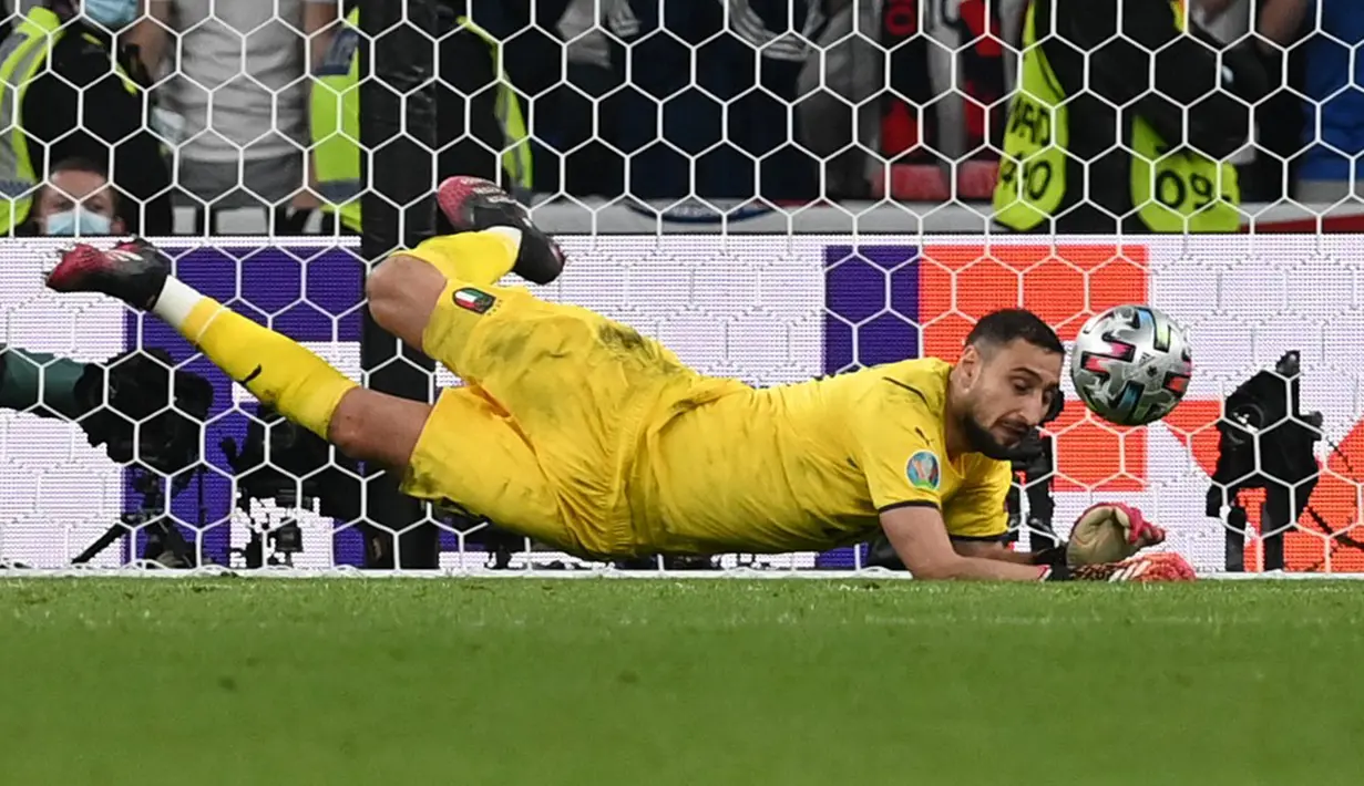 Kiper Italia Gianluigi Donnarumma menyelamatkan penalti pemain Inggris Bukayo Saka pada pertandingan final Euro 2020 di Stadion Wembley, London, Inggris, 11 Juli 2021. Gianluigi Donnarumma menjadi pahlawan dalam adu penalti baik lawan Inggris atau Spanyol. (Paul ELLIS/POOL/AFP)