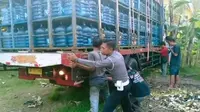 Peristiwa kecelakaan lalu lintas dialami truk pengangkut air minum kemasan.